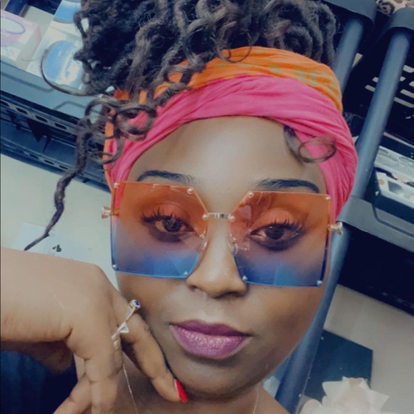 Meet your Posher, Clara - Picture 1 of 2